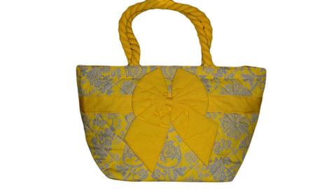 Cute yellow handbag.   Lindo bolso amarilo.