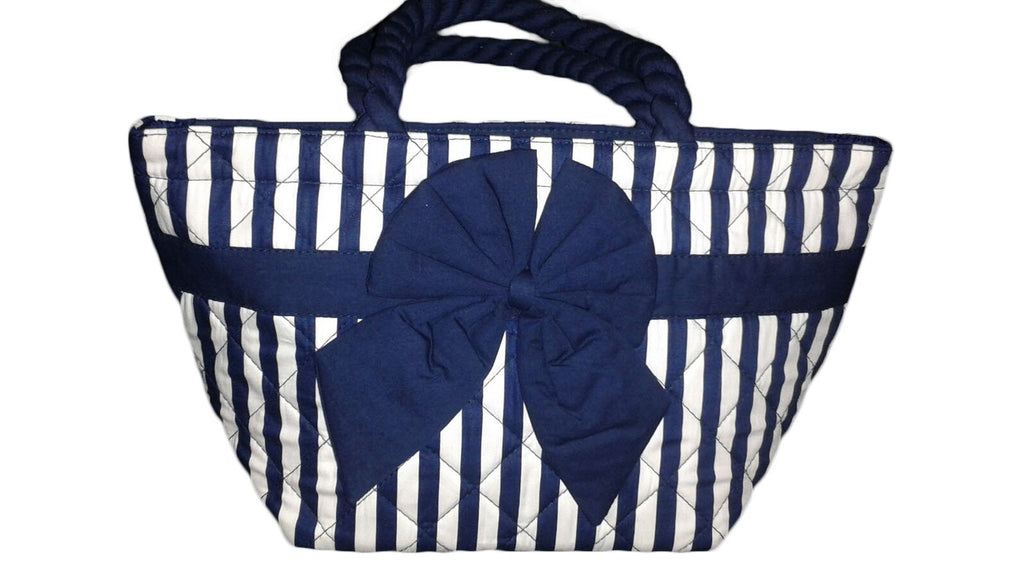 Beautiful handbag with bow detail. Hermosa bolsa con lazo.