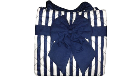 Handbag with blue and white stripes.  Bolsa con rayas azules y blancas