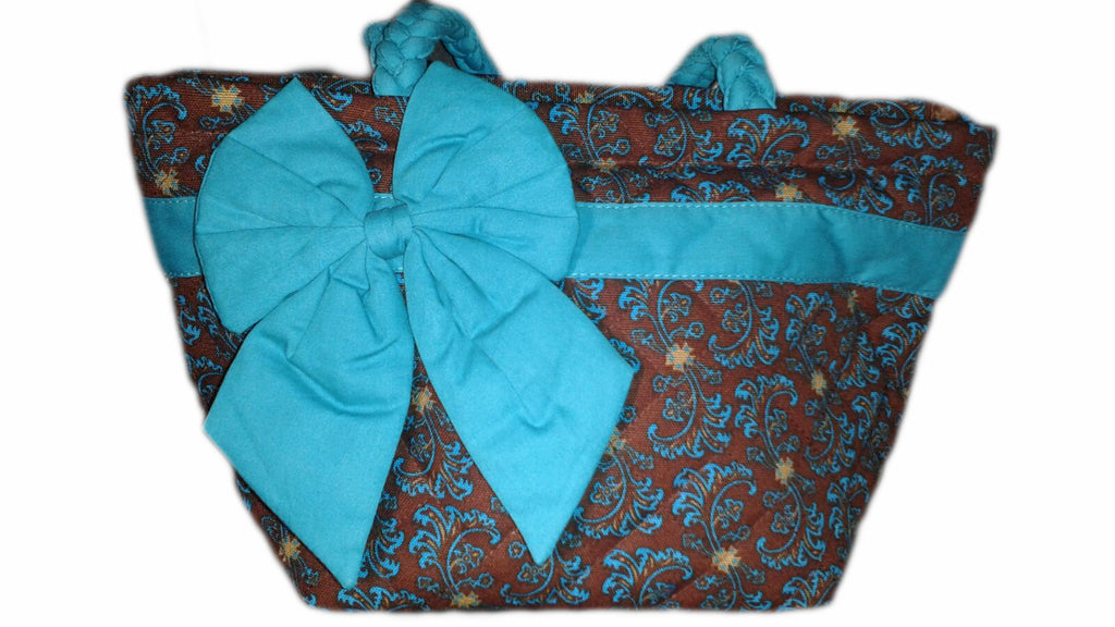 Canvas bag with bow detail.   Bolsa de lona con un lazo