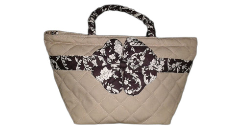 Beautiful beige handbag.  Hermoso bolso de color beige